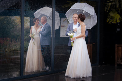 Trouwreportage in de regen in Hoogeveen bij Paviljoen Nijstad in Hoogeveen